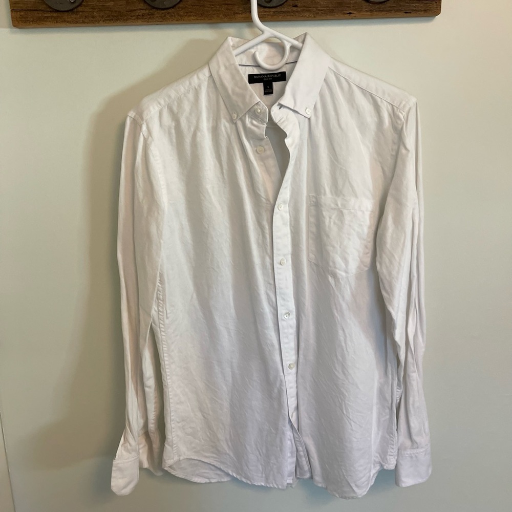 White linen blend slim-fit button down from BANANA REPUBLIC. Men’s small.